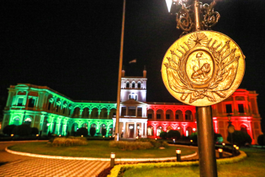 El Palacio de López luce en "tricolore"