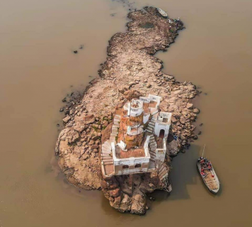 “El Peñón”: un castillo sobre las aguas del río Paraguay